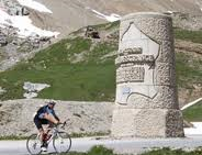 Cycliste arrivant au col